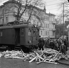 Runebergsplan, korsningen Karlavägen/Engelbrektsgatan. Karlavägen 29. Krock mellan Djursholmståget och en vedlastad truck