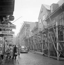 Klarabergsgatan österut från Klarabergsgatan 29, kv. Hägern Större. En butik skyltar för rea