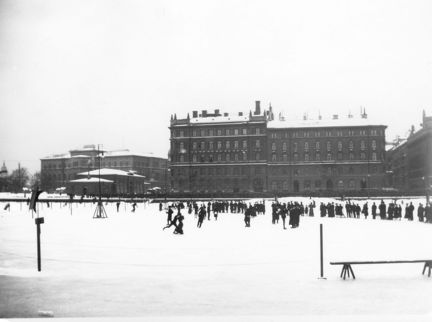 Skridskor och folkliv på Nybroviken.