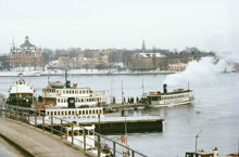 Strömmen med två Djurgårdsfärjor,Bogserbåt, AGA 3 och  bogserbåt.