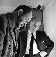 Konstnären Roland Svensson på besök hos Bonniers förlag, Sveavägen 56. I bakgrunden förlagets faktor Palle Hedne