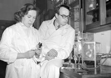 Professor Schmiterlöw med assistent fröken Gredborn vid Dr. Halperns aerosolapparat på Veterinärhögskolan, Farmakologiska avdelningen