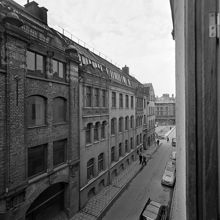 Vattugatan västerut. T.v. kv. Elefanten 3. I fonden ses rivna kv. Fyrfotan Större och därbortom kv. Fyrfotan Mindre inför rivning