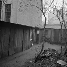 Tjärhovsgatan 32. Gården med utedass