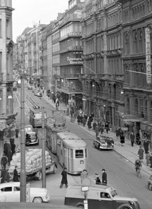 Sturegatan norrut från Stureplan. Över gatan hänger ledningar som ger ström till spårvagnar och trådbussar