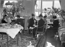 Prins Eugens hem Waldemarsudde, blomsterrummet. Förfriskningar serveras efter föreningen Konstnärernas Vänners årsmöte 1944.