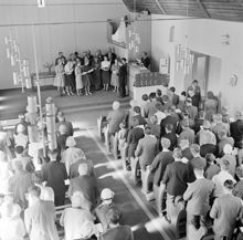 Körsång i kyrkolokal för stående församling. Missionskyrkan i Enskede