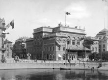 Konstakademiens byggnad sedd från Vasabron. Byggnaden är dekorerad i samband med hertigparet av Skånes ankomst