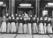 Vagnstäderskor vid Norra Bolagets stallar 1905. De står antagligen framför de nya hallar som uppfördes 1905 på Roslagsgatan, i kv. Provisorn
