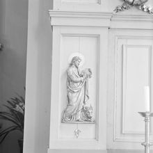 Katolska kyrkan. Detalj från sidoaltaret med aposteln Lucas och en oxe