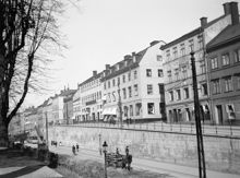 Hornsgatan 36-46 västerut. Då kv. Flygaren och kv. Ormen Mindre. Nu kv. Svalgången och kv. Ormen Mindre