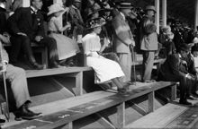 Olympiska spelen i Stockholm 1912. Lemonaddrickade flickor på publikläktaren.