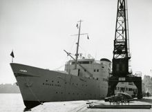 Skeppbron: Trafikbild med m/s Birger Jarl i förgrunden.