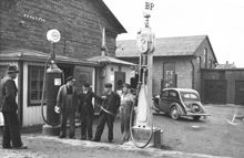 BP:s bensinpumpar, Högalidsgatan 37. Personal: från v. garagevakten K. Ringkvist, extra garagevakten Agne Söderberg, garageföreståndaren Otto Söderberg och garagevakten F. Nygren