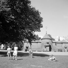 Några barn spelar krocket vid Koppartälten i Hagaparken