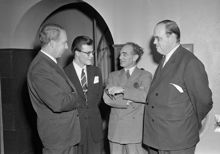 Timmermansgatan 48, Timmermansgården. Debatt om jazzmusik. Grupporträtt av debattörerna Sven Wilson, Karl-Erik Lindgren, Moses Pergament och Julius Jacobsen