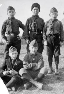 Fem pojkar i pionjäruniform.