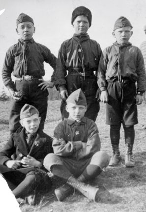 Fem pionjärer i pionjäruniform under en första majdemonstration på Gärdet.