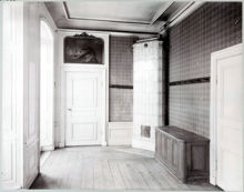 Hessensteinska palatset, Birger Jarls Torg 2,  rumsinteriör. Kakelugn och  dörröverstycke