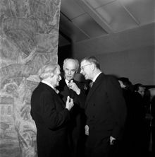 Prins Eugens Waldemarsudde, ateljévåningen. Skulptören Carl Eldh (t.v) i samspråk med med ordföranden i museets styrelse, riksmarskalk Birger Ekeberg och kung Gustav VI Adolf (t.h).