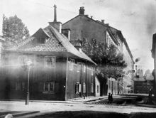 Krukmakargatan österut från Torkel Knutssonsgatan. Två barn korsar gatan. T.v. Krukmakargatan 10-2, nuvarande 12-2