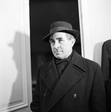 Författaren o. översättaren Sven Barthel besöker Bonniers förlag, Sveavägen 56