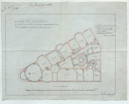Planritningen är ritad i svart tusch och detaljer i rött, på transparent väv
